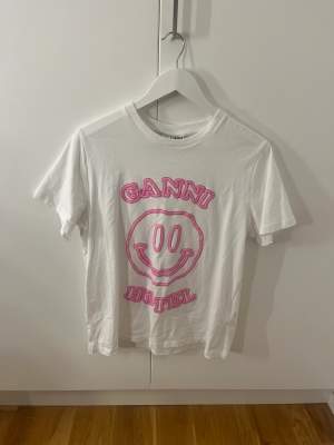 Jätte fin Ganni T-shirt  Använd några gånger  