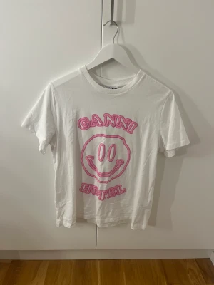 Ganni T-shirt  - Jätte fin Ganni T-shirt  Använd några gånger  
