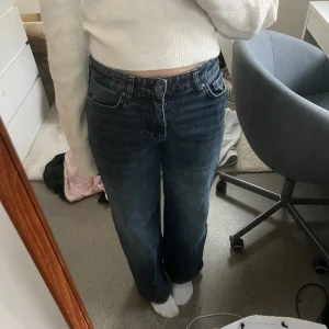 Grå svarta jeans - Grå/svarta jeans som är raka i modellen. Har köpt second hand och lappen där bak har gått av lite men annars är det inga defekter💗skulle säga att de passar xs/s och någon som är runt 160/163 beroende på hur långa man vill ha de