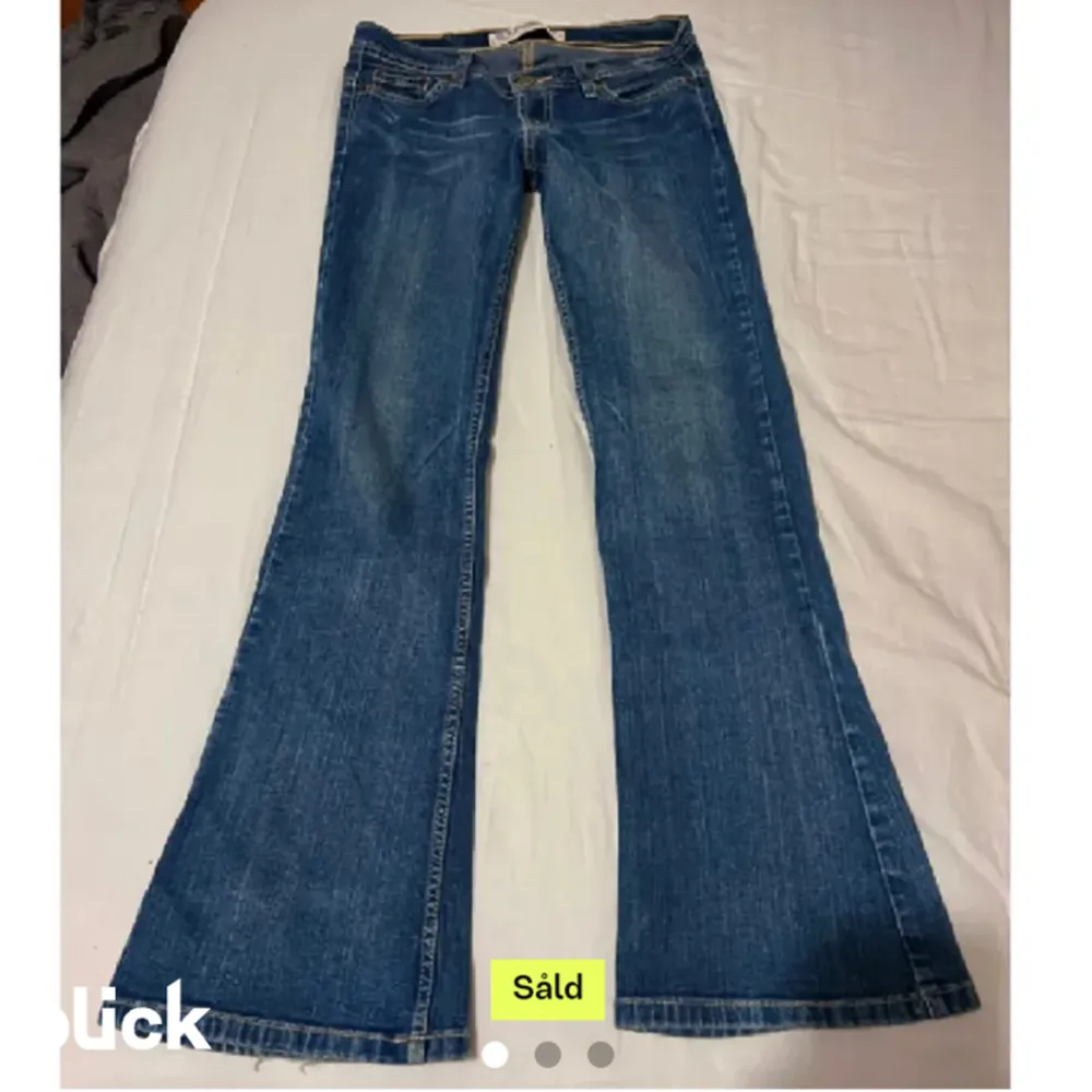 Säljer dessa superfina mörk blå bootcut jeansen med låg midja från Lee. Köpa på Plick för 599 men bara använda få tal gånger få de är förstora💕skriv för fler bilder eller funderingar. Kan absolut diskutera priset vid snabb affär❤️(lånade bilder). Jeans & Byxor.