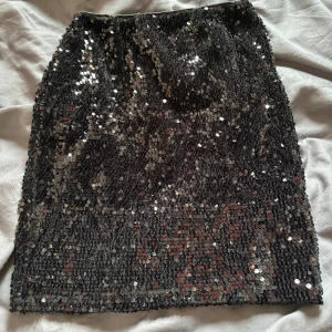 Kjol - Så fin paljettkjol från Gina tricot. I bra skick och har mycket stretch