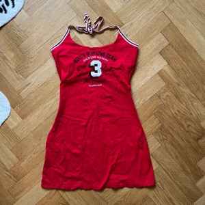 Halterneckklänning  - Röd halterneckklänning med dubbelt tyg vid bröstet, storlek M