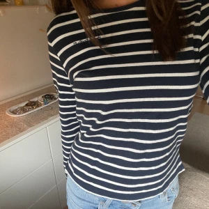 Randig tröja Hampton Republic  - Randig tröja i mörkblå och vitt ifrån Hampton Republic 💙
