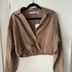 & other stories - skjorta  - Oanvänd kroppad skjorta från & other stories, liten i storleken 