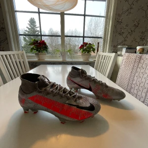 Nike Mercurial Superfly 7 Elite FG - Nike fotbollsskor i nyskick.  Använts 2 gånger men var för stora för mig så säljer nu dem.