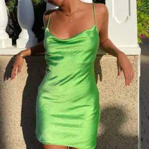 Snyggaste gröna klänningen, storlek S, urringning både fram & lite bak till💚
