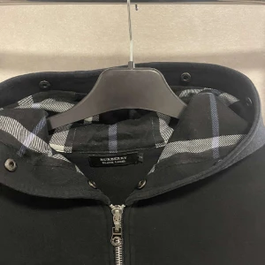 burberry zip hoodie  - Tjena!  Säljer en burberry zip hoodie riktigt bra skick. size 2 passar M. Den är legot checkad på AD 