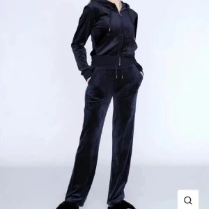 Juicy byxor - Säljer mina jättefina juicy byxor då de tyvärr inte kommer till användning!💕