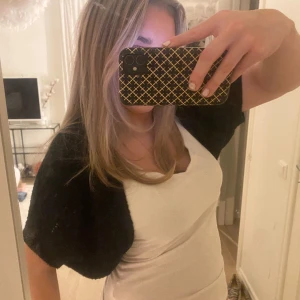 svart bolero  - snygg trendig svart bolero, nyskick o fåtalt använd, storlek s men passar xs-l 💗💗 skriv för fler frågor osv pris går att diskutera!!