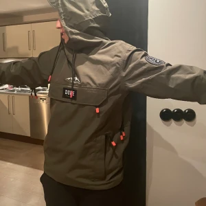 Dope skidjacka - Dope snowboard/skidjacka för kille i stl S. Passar på vår dotter på 175 cm. Supersnygg & som ny👌🏼 Nypris 1799:-