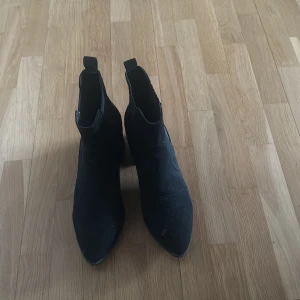 Stövlar  - Stövlar i jättefint skick knappt använda 