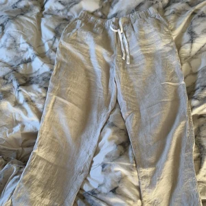 Linnebyxor  - Linnebyxor från hm  Storlek M  Lite för stora för mig i midjan , därför de säljes.  Perfekt i längden på mig som är 168/169  Använda cirka 1-2 gånger, som nya 