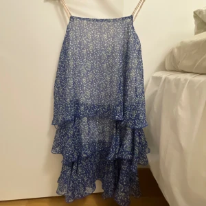 Blå klänning - Snygg blå klänning med volanger 