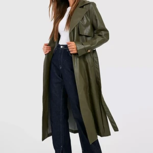 Grön trenchcoat i läderimitation  - Helt ny, oanvänd med lappen kvar.   