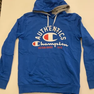 Tunn huvtröja - Storlek S Lite blekt annars fint skick 