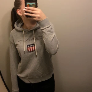  Gant hoodie  - Säljer denna fin hoodie då den inte kommer till användning längre  Inga hål eller fläckar 