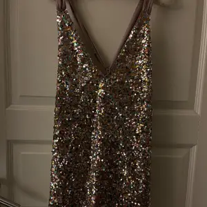 Säljer denna supercoola paljett klänning köpt på NA-KD. Klänningen är aldrig använd, prislappen finns kvar och den har inte några defekter. Hör av er om ni önskar fler bilder!😊💗