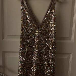 Paljettklänning  - Säljer denna supercoola paljett klänning köpt på NA-KD. Klänningen är aldrig använd, prislappen finns kvar och den har inte några defekter. Hör av er om ni önskar fler bilder!😊💗