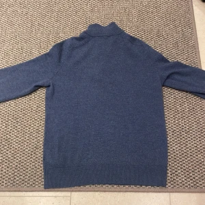 Morris tröja, xs  - Blå Morris tröja xs men har krymps i tvätten ca 1 en stl. Mycket fint skick, använd fåtal gånger. Mitt pris 649: nytt pris 1799! Kan gå ner vid snabb Affär.