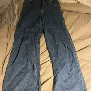 Vida jeans från NA-KD som har ”slitna” detaljer längst ned. De är högmidjade och bra längd på mig som är ca. 173cm lång!