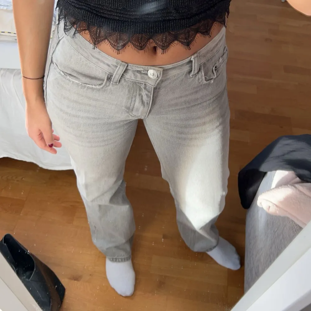 Ett par straight low waisted jeans från zara i storlek 34, modellen ska sitta lite löst men pga att jeansen är för små sitter dem inte så, kontakta om ni har frågor!. Jeans & Byxor.