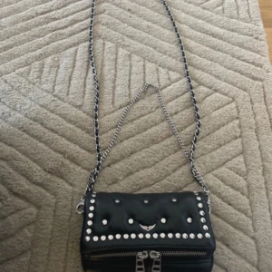 Zadig väska  - Funderar på att sälja denna zadigväska i minsta modellen. Den är jätte fin och passar perfekt nu till våren. Älskar också detaljerna!💕 inga defekter💗 kontakta vid intresse!