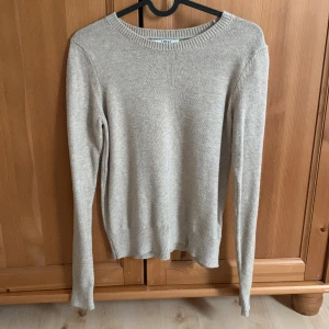Stickad tröja  - Stickad beige tröja