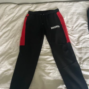 Hoodrich byxor - Säljer dessa hoodrich byxor   Knappt använda, mycket bra skick  Hör av er vid övriga frågor!