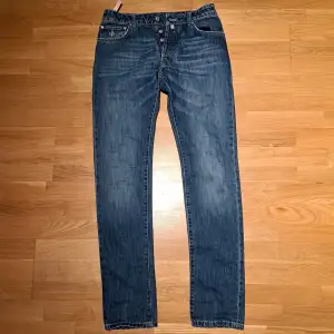 Säljer dessa slimfit Morris jeans som är för små för mig. Inga hål. Priset är 249 men är villig att diskutera.