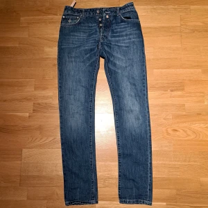 Morris Jeans - Säljer dessa slimfit Morris jeans som är för små för mig. Inga hål. Priset är 249 men är villig att diskutera.