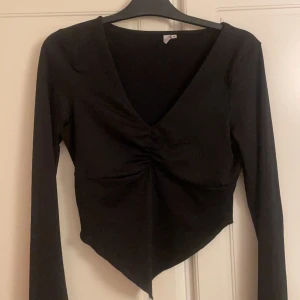 Topp från Nelly  - Långärmad elegant topp köpt från Nelly i storlek M , passar även S , i väldigt gott skick , säljs för 100 kr