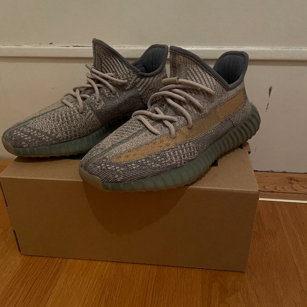 Säljer mina super fina orginal yeezys då dom är försmå, använda fåtal gånger så super fint skick. Tillkommer helt oanvända orginal snören + boxen. Nypris 2500kr. Skriv för fler bilder eller funderingar!. Skor.