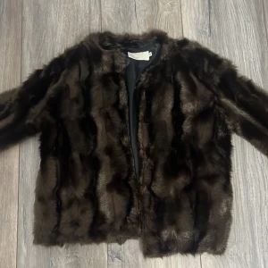Pälsjacka - En fin pälsjacka från NLY trend aldrig använd Storlek 38 Går att sänka pris vill bara bli av med den