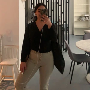 Gröna jeans  - Ljusgröna jeans från Zara. Smickrande passform med en liten flare på botten. Använda några gånger :) 