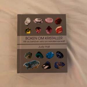 En bok jag köpte när jag var intresserad av kristaller. Inte mycket använd. Bra skick.