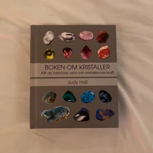 Bok om kristaller - En bok jag köpte när jag var intresserad av kristaller. Inte mycket använd. Bra skick.