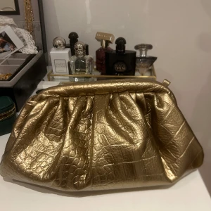 Guldig vödka - Guldig väska som går att ha som handväska och axelremsväska 