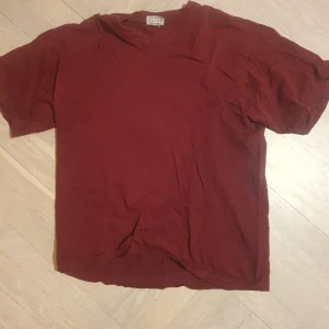 Basik röd tröja - Denna tröja skulle passa alla då den e lite baggy men ändå ganska kort i längden. Jag har aldrig andvänt den så den är i nytt skick. Dma om du har fler frågor och priset kan diskuteras😊