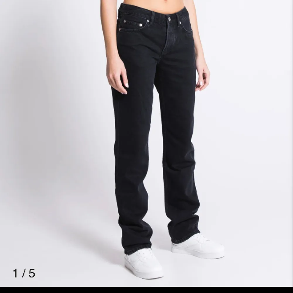 Storlek xxs passar bra i längden på mig som är 160, bra skick . Jeans & Byxor.
