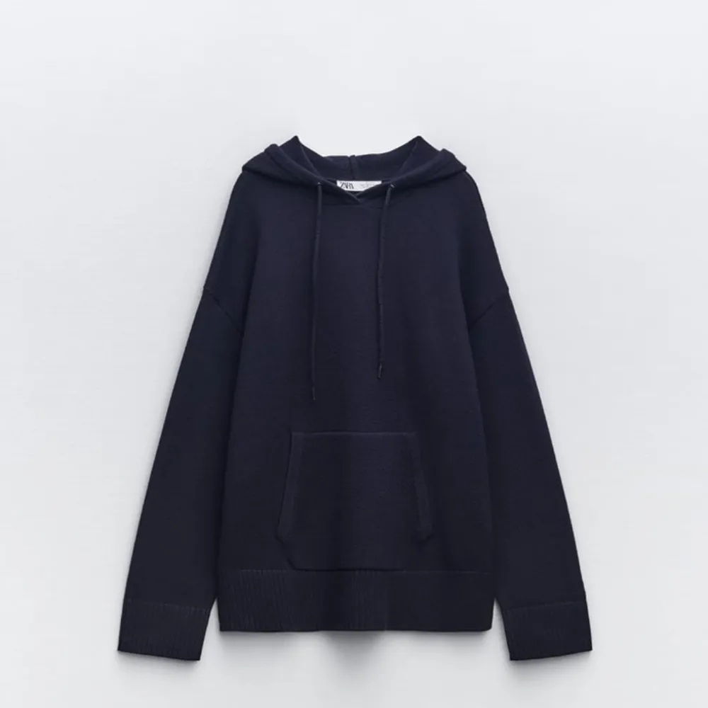 säljer denna snygga marinblåa stickade hoodie från zara, slutsåld överlallt!!. Hoodies.