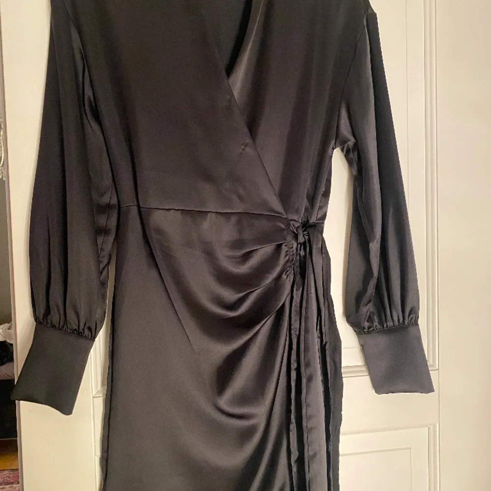 Silkesklänning från Gina! Omlott, jättefin🖤🥰 Använd 1 gång🥰. Klänningar.