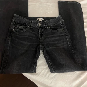 Gina tricot jeans, chunky low flare jeans  - Storlek 158, jag är 166 cm ish och de är aningen för korta. Bra skick, bara att meddela om man vill ha flera bilder. Börjar vid 200 kr men kan säkert sänka priset💘