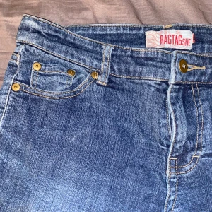 Lågmidjade jeans - Lågmidjade jeans, köpte secondhand! Sjukt snygga och inte använda så mycket, bra kvalitet🥰 Vet inte märket, därav priset :)