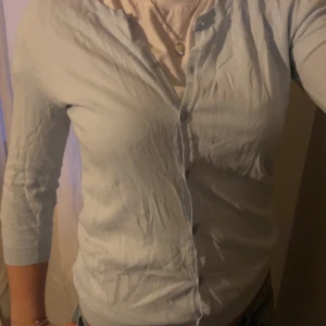 Stickad kofta - Söt blå stickad uniqlo kofta med trekvarts ärmar!