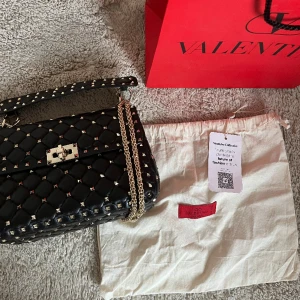 Valentino rockstud spike väska - Intresse koll!!! Valentino Garavanis Rockstud Spike Medium bag som jag köpte via Vestiaire collective 2021. Super bra skick, använt få tal evenemang. Ny pris ca 27 000.😊