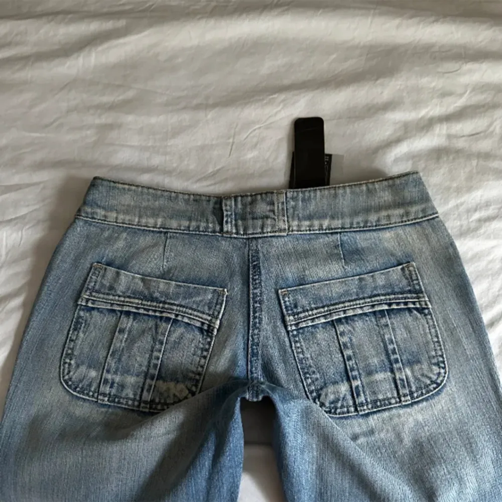 Tyvääärr är dessa jeans för små på mig😭De är i toppen skick med lapparna kvar, från Reactive jeans🌟 MIDJA: 37  INNERBEN: 82. Lånade bilder av bästa Julia Storfeldt (165 cm), följ henne!!. Jeans & Byxor.