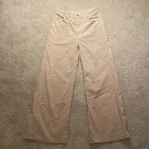 H&M Manchester Byxor - Säljer mina gamla Manchester byxor som inte kommer till användning. Skriv privat för fler frågor/ bilder ❤️.