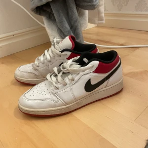 Nike jordans - Nike jordans i användt skick Ger man dom en tvätt kan dom bli rikitgt fina! 