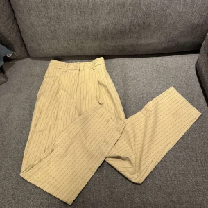 Kostymbyxor - Kostymbyxor med svarta ränder. Sitter super bra. Priset kan diskuteras 