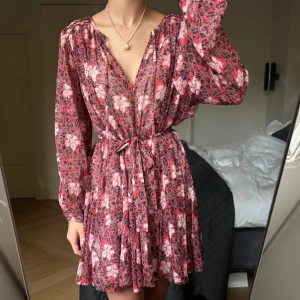 Maje klänning  - Säljer denna klänning från Maje🫶🏻 Sparsamt använd så i väldigt bra skick! Köptes för ca 3300